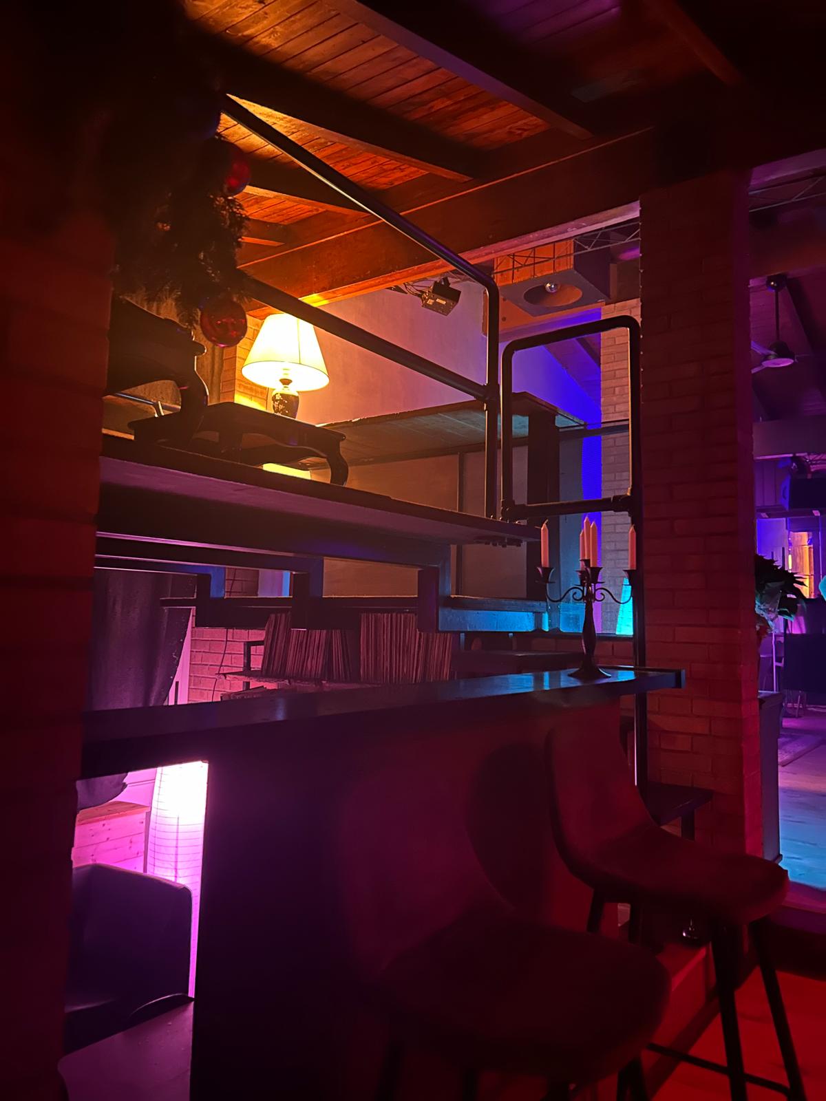 Angolo bar con dettagli Showroom Labs
