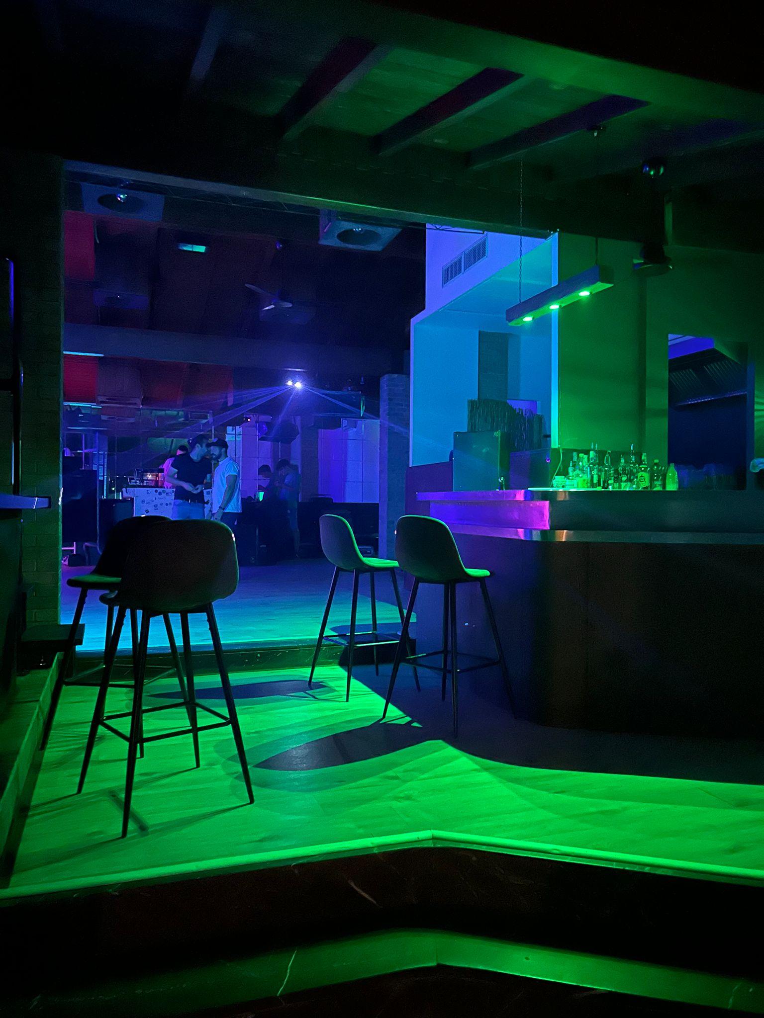 Bar con luci verdi e blu Showroom Labs