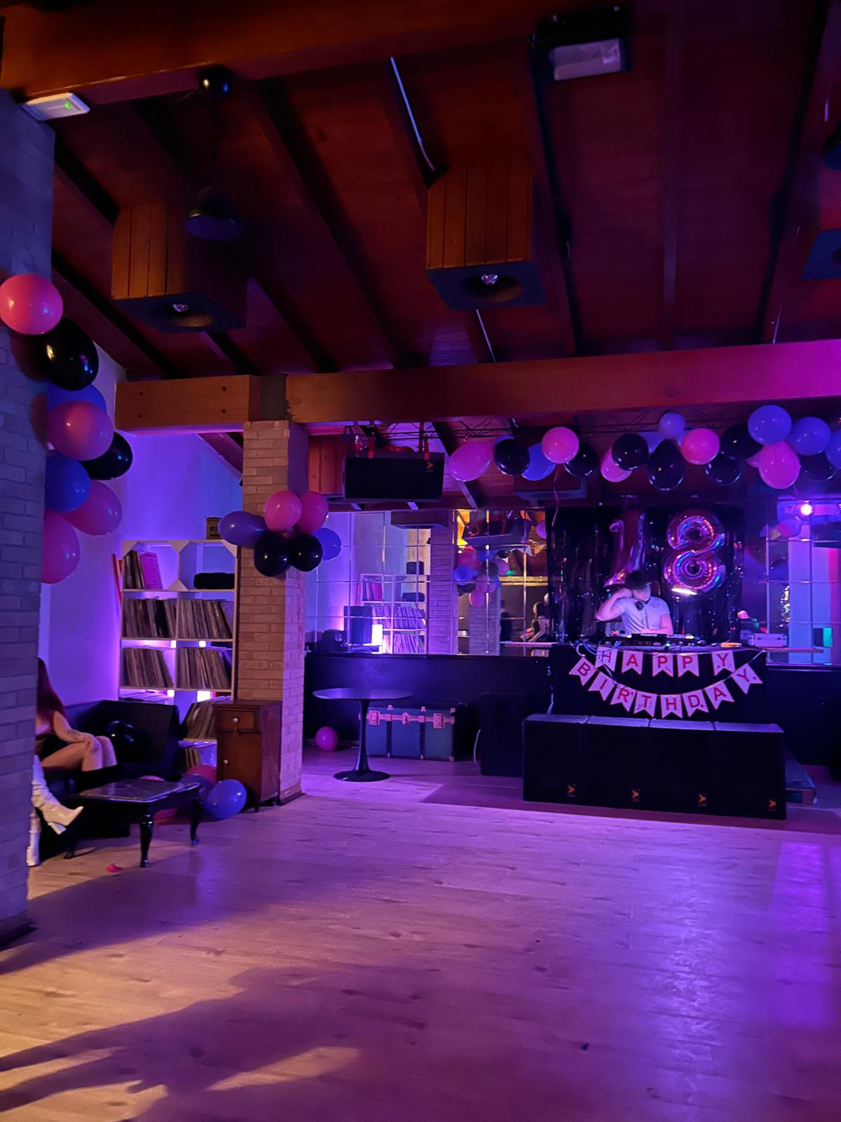 Consolle DJ festa 18esimo Showroom Labs