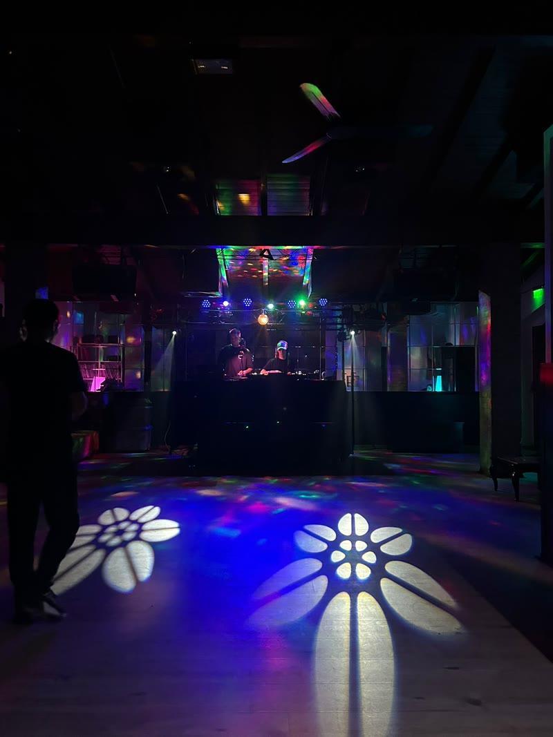 Evento con luci professionali Showroom Labs