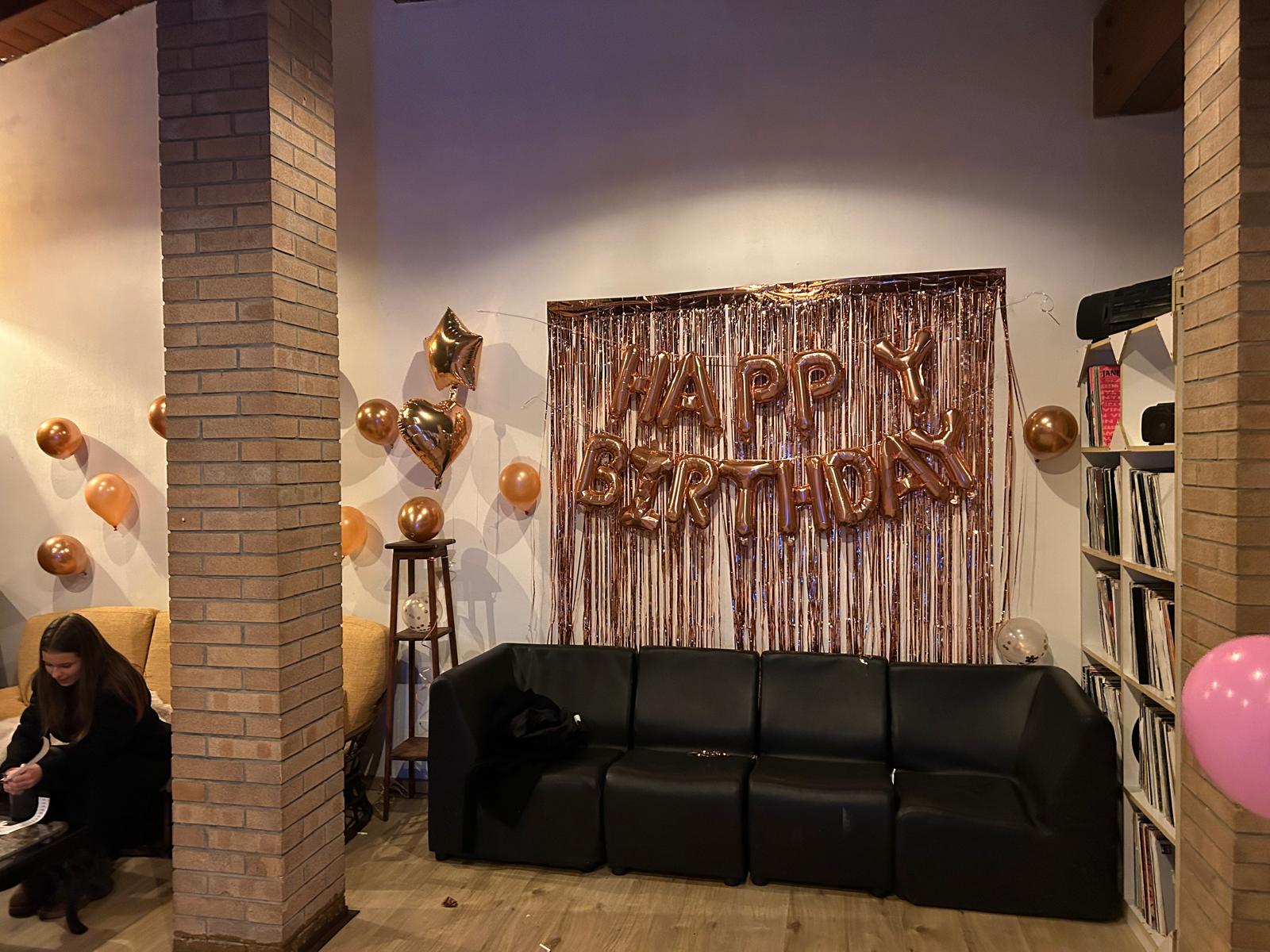 Angolo Happy Birthday palloncini oro rosé Showroom Labs