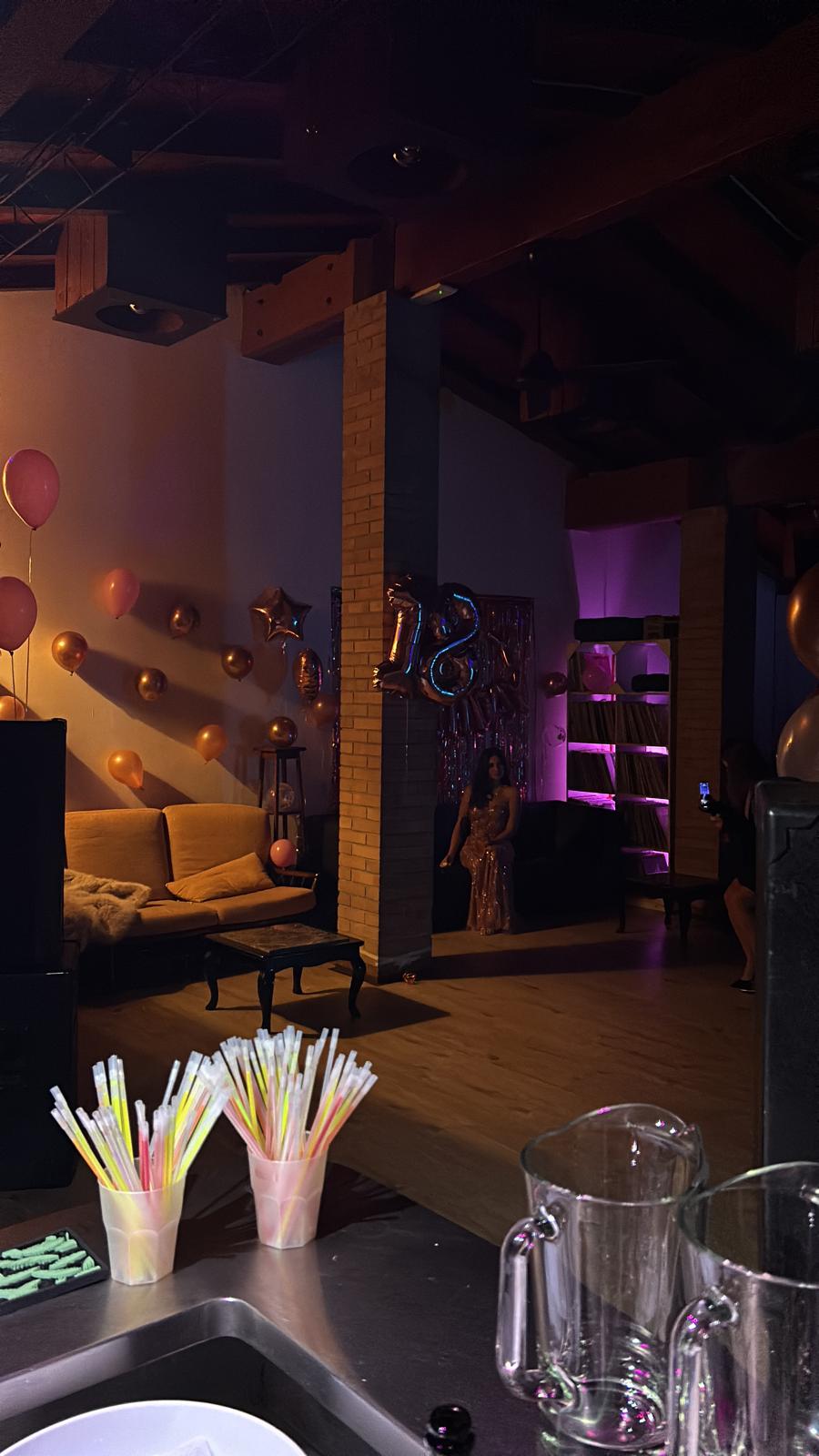 Festa con luci neon e palloncini Showroom Labs