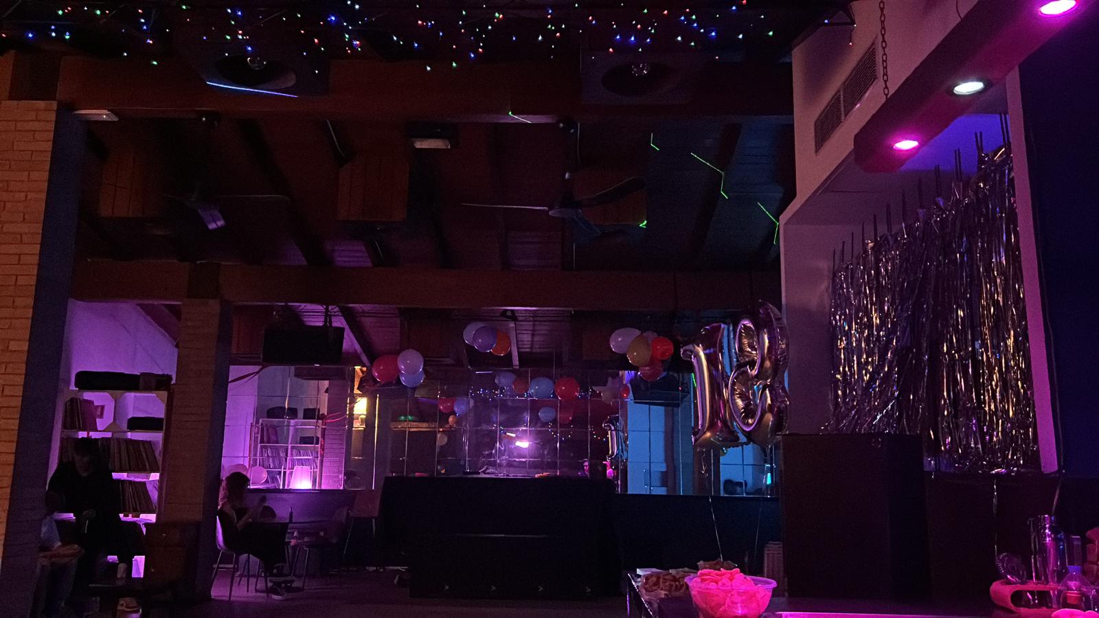 Atmosfera luci viola party Showroom Labs