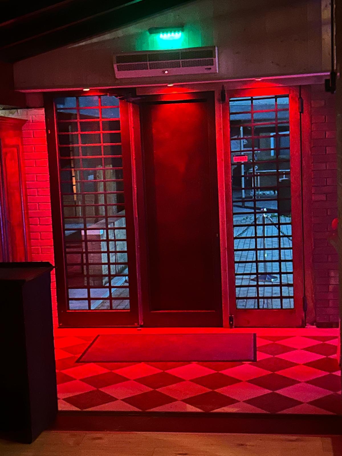 Ingresso con luci rosse Showroom Labs