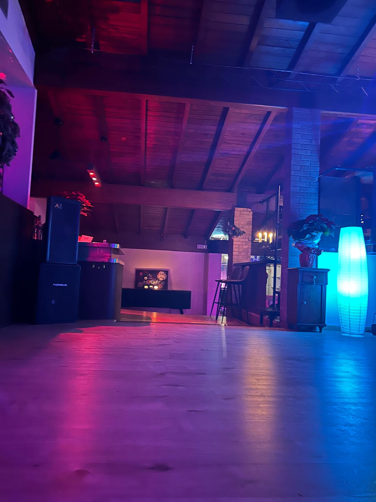 Location con luci viola e blu Showroom Labs